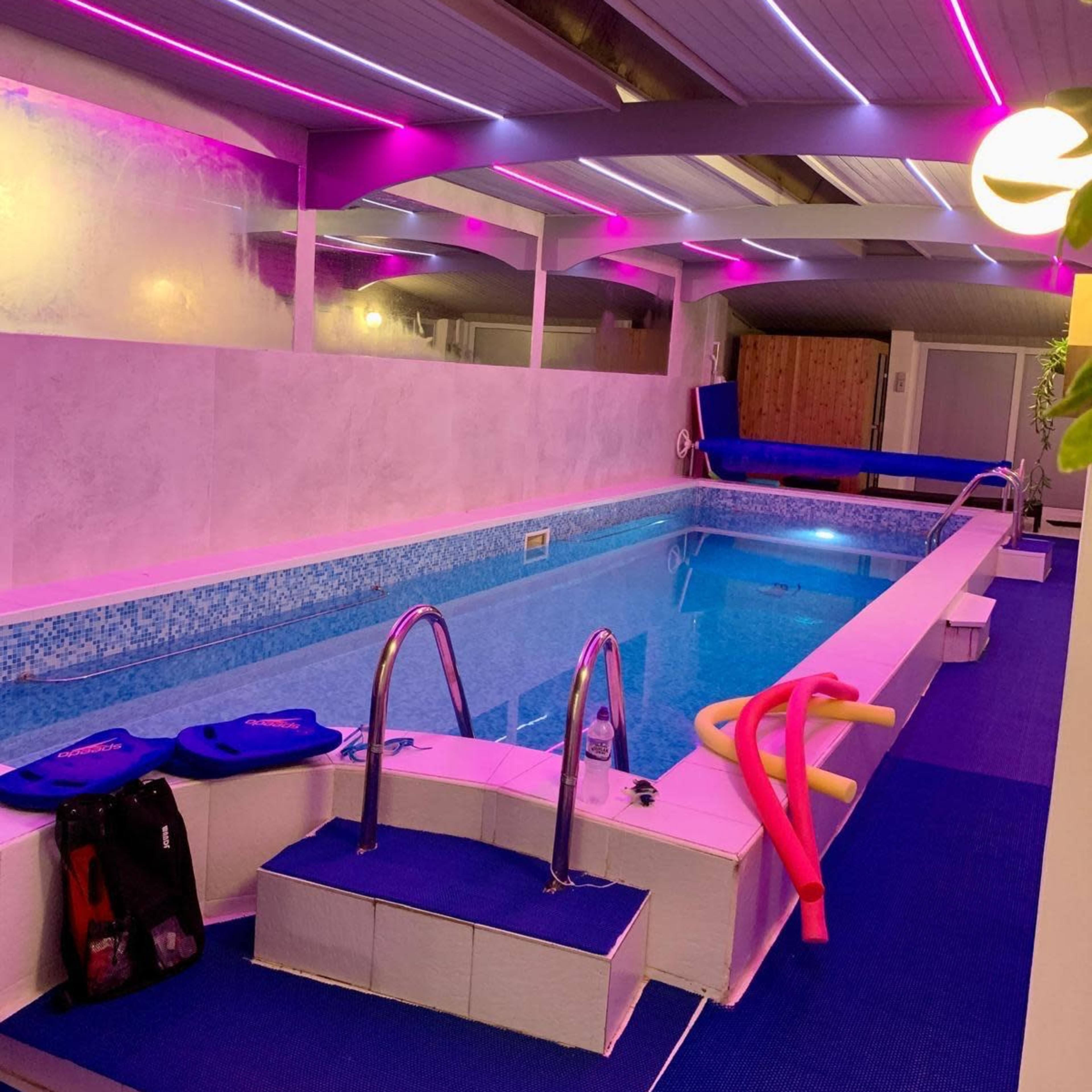 Stunning Swimming Pool In London Image in London, London, England