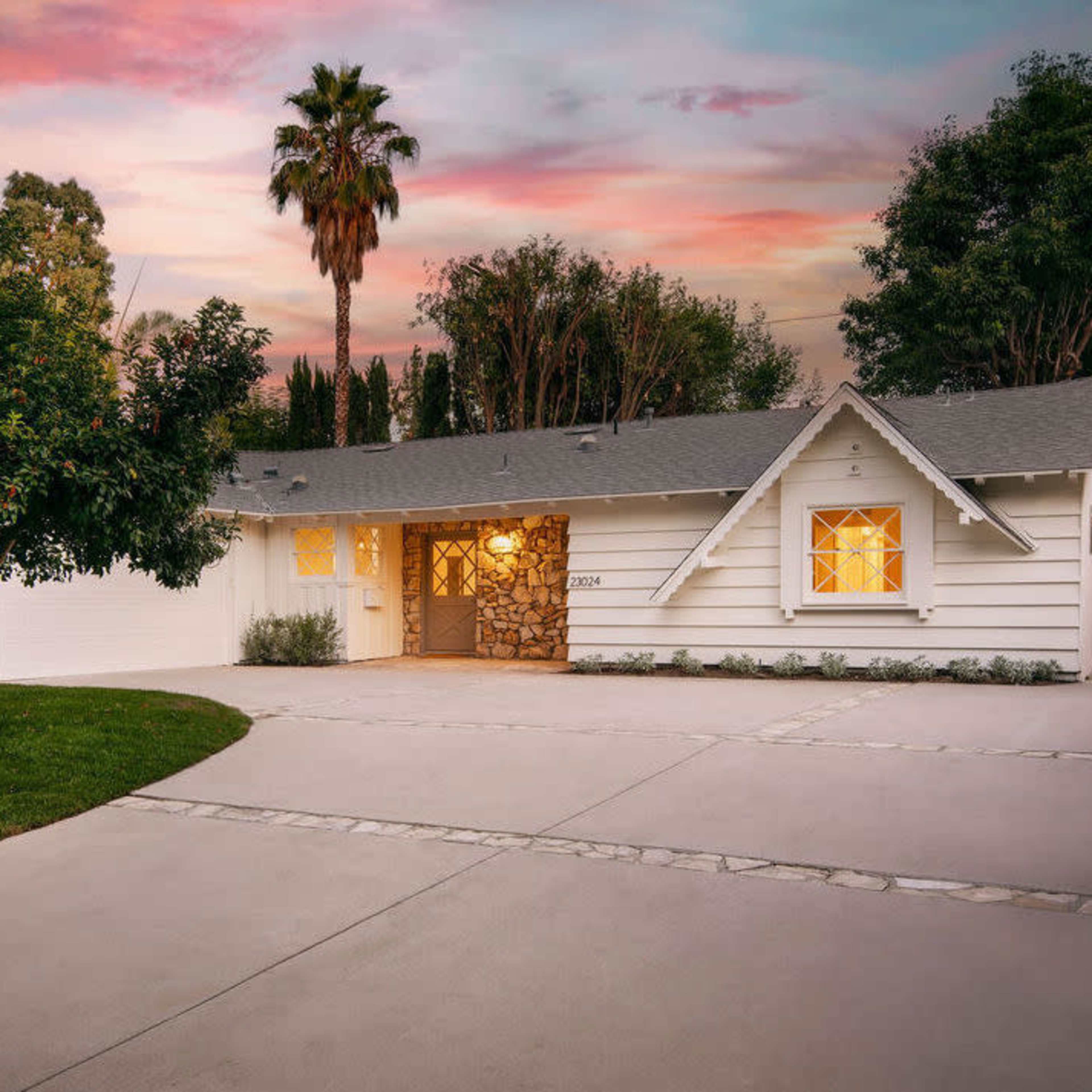 Mid-Century Modern Ranch House Image in Woodland Hills, Los Angeles, CA