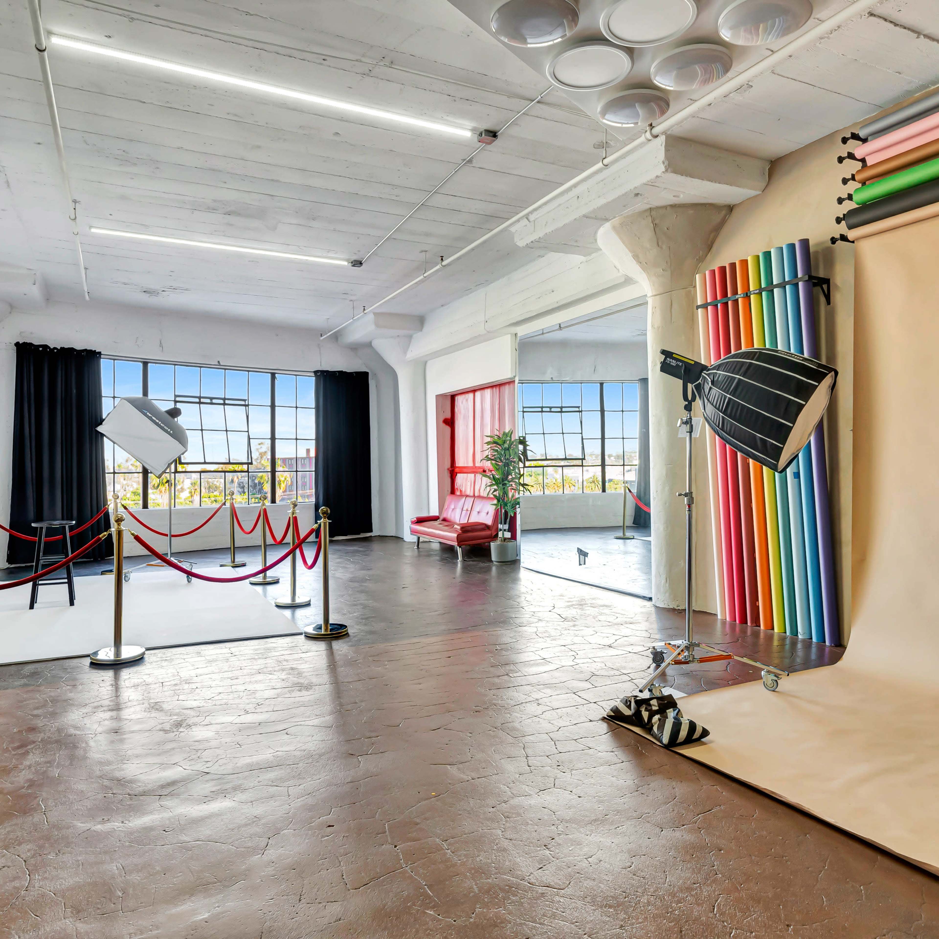 519: Bright Natural Light Cyc Wall Studio w/ Skyline View & FREE LIGHTING/EQUIPMENT! (AC & Heater Available!) Image in Central LA, Los Angeles, CA