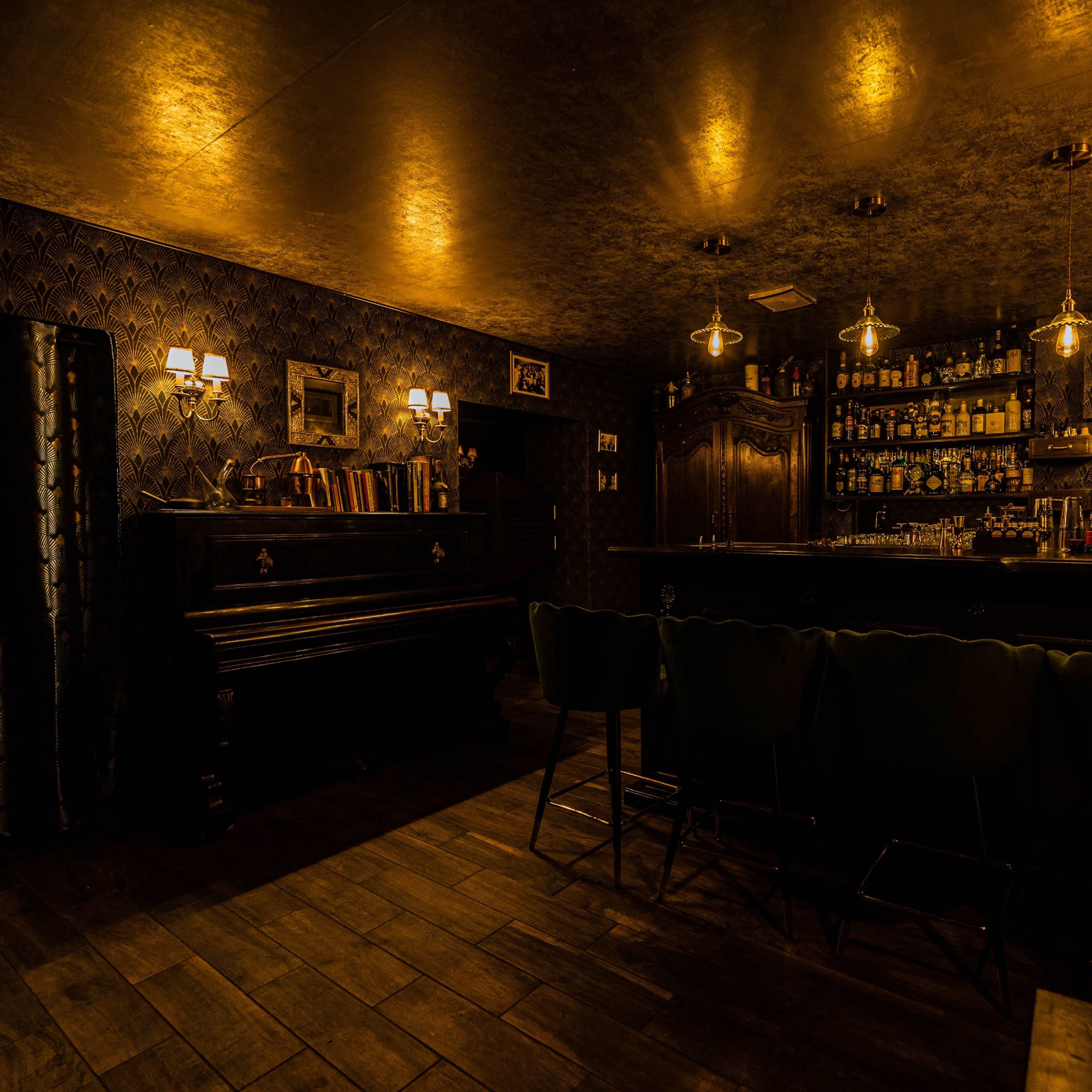 Retour dans le temps dans un magnifique Bar privé Tabooze 1933 Image dans Roquette, Paris, Île-de-France