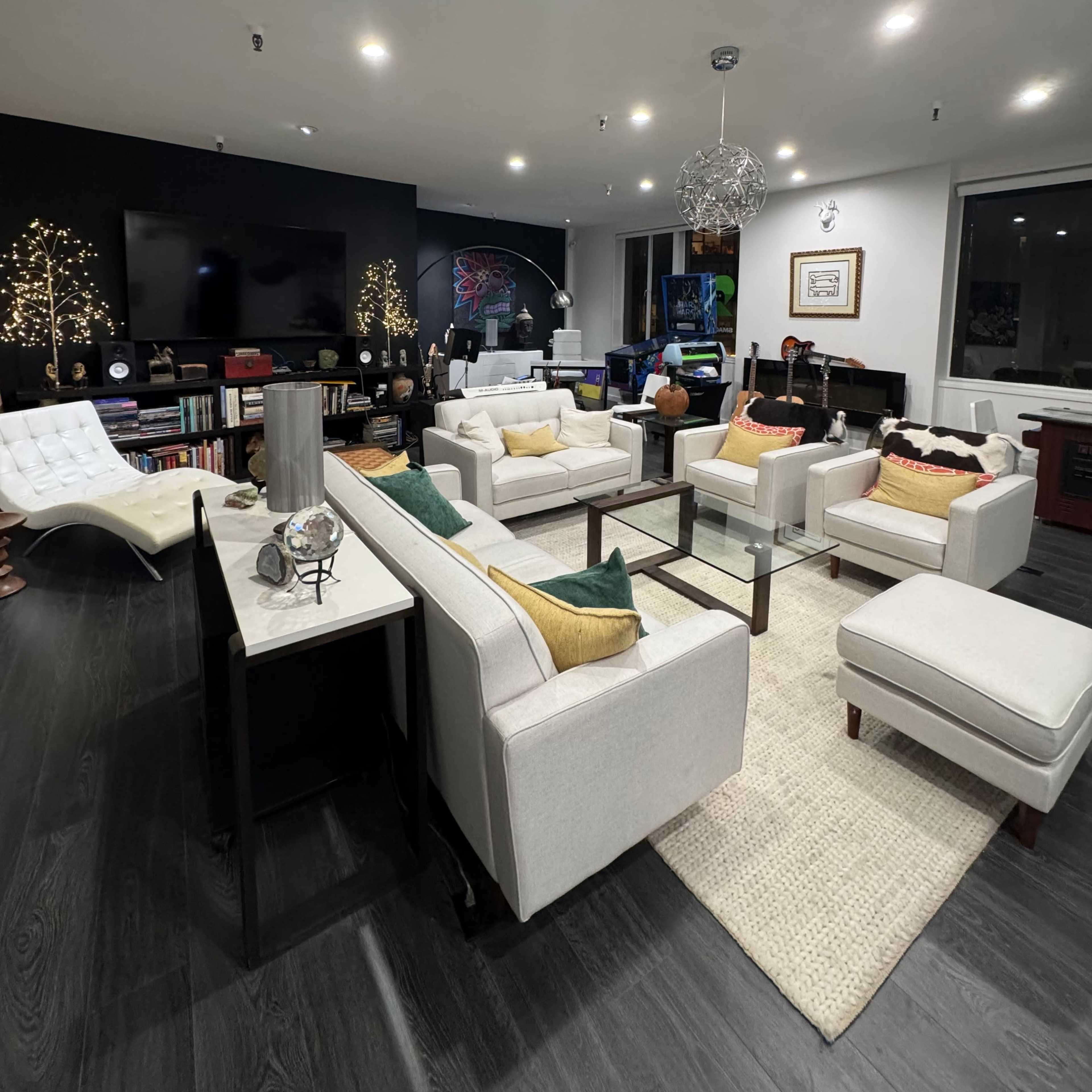 Exclusive, High-End Studio with 24/7 Access – Ideal for Aspiring Artists, Musicians & Podcasters Image in Showplace Square, San Francisco, CA