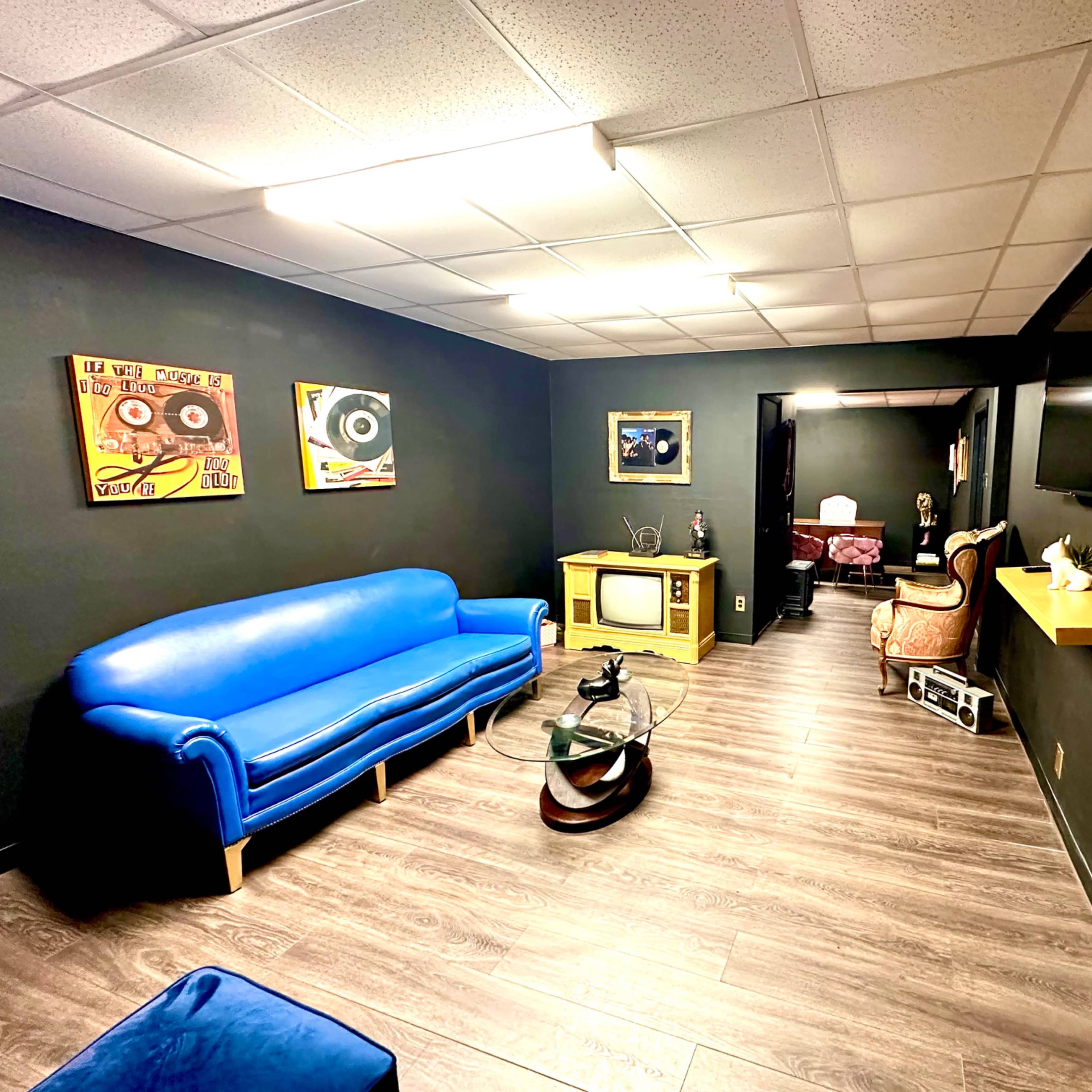 Houston's Unique Creative Space centrally located great for photo/video shoots, pod cast, meetings, or group gatherings ! Image in Westside, Houston, TX
