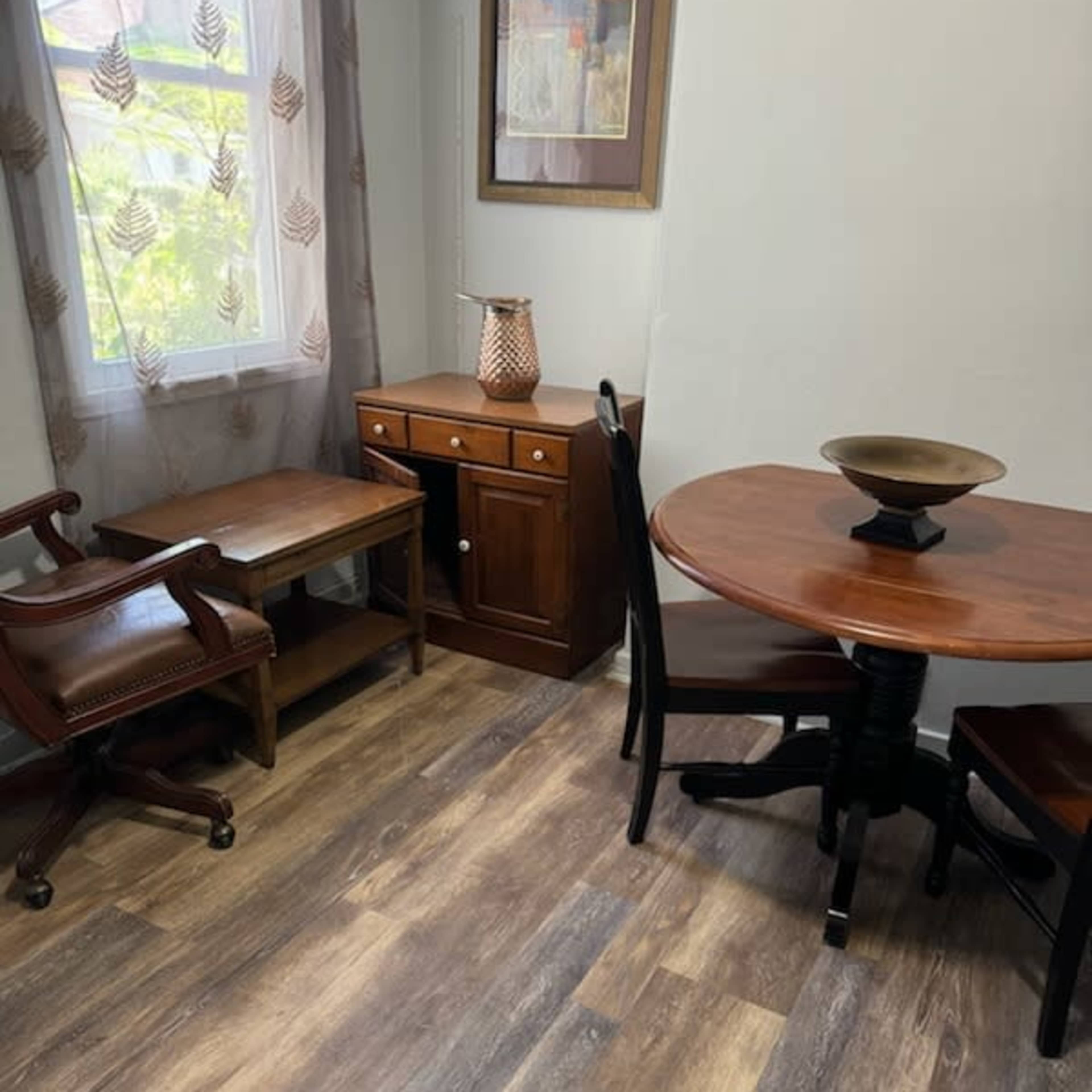 "Chic Urban Townhouse for Creative Shoots & Wellness Retreats – Close to Downtown & Hospitals" Image in Central Northside, Pittsburgh, PA