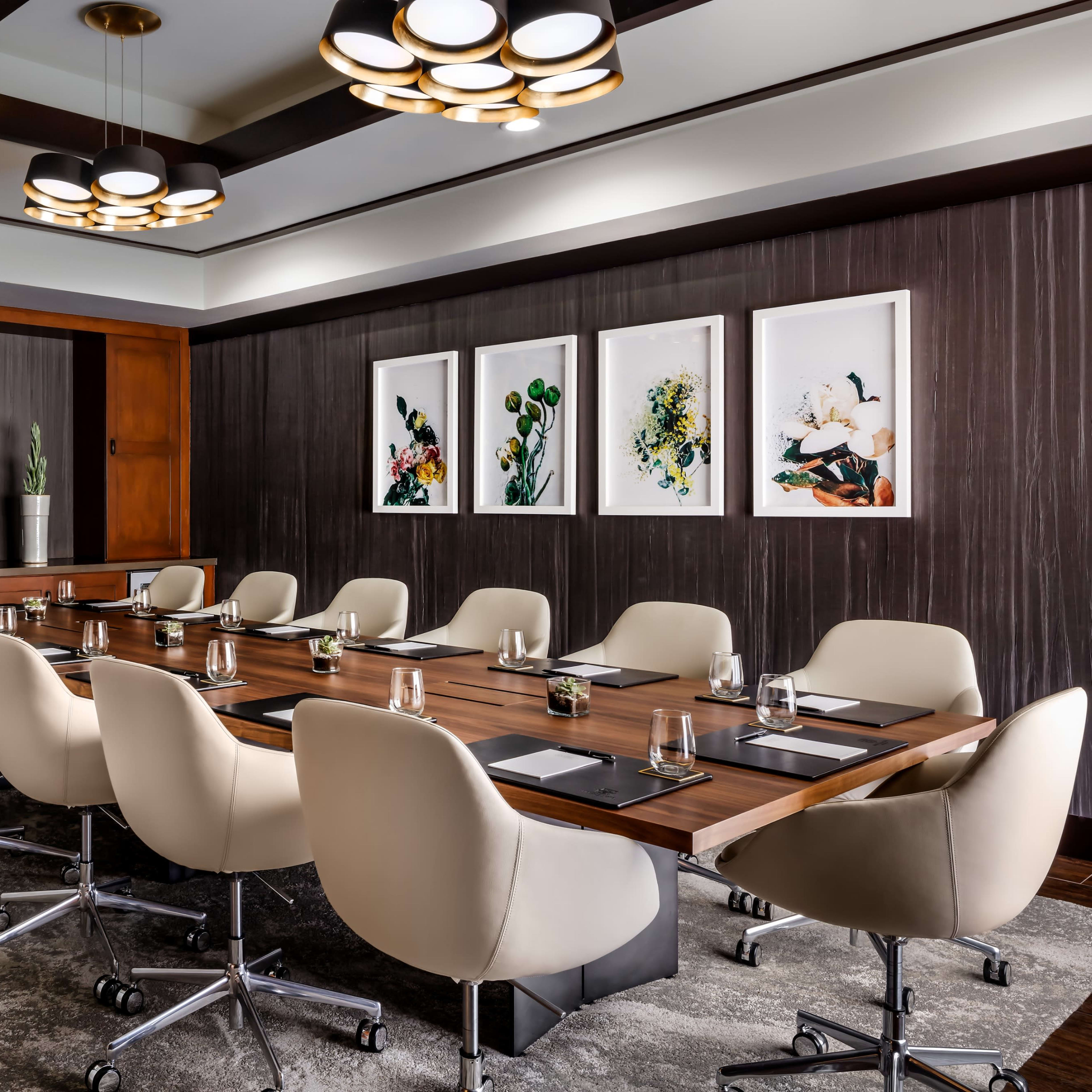 Professional Luxury Meeting space with Plug 'n Play & 360 Video Conferencing Image in Mid-City, Santa Monica, CA