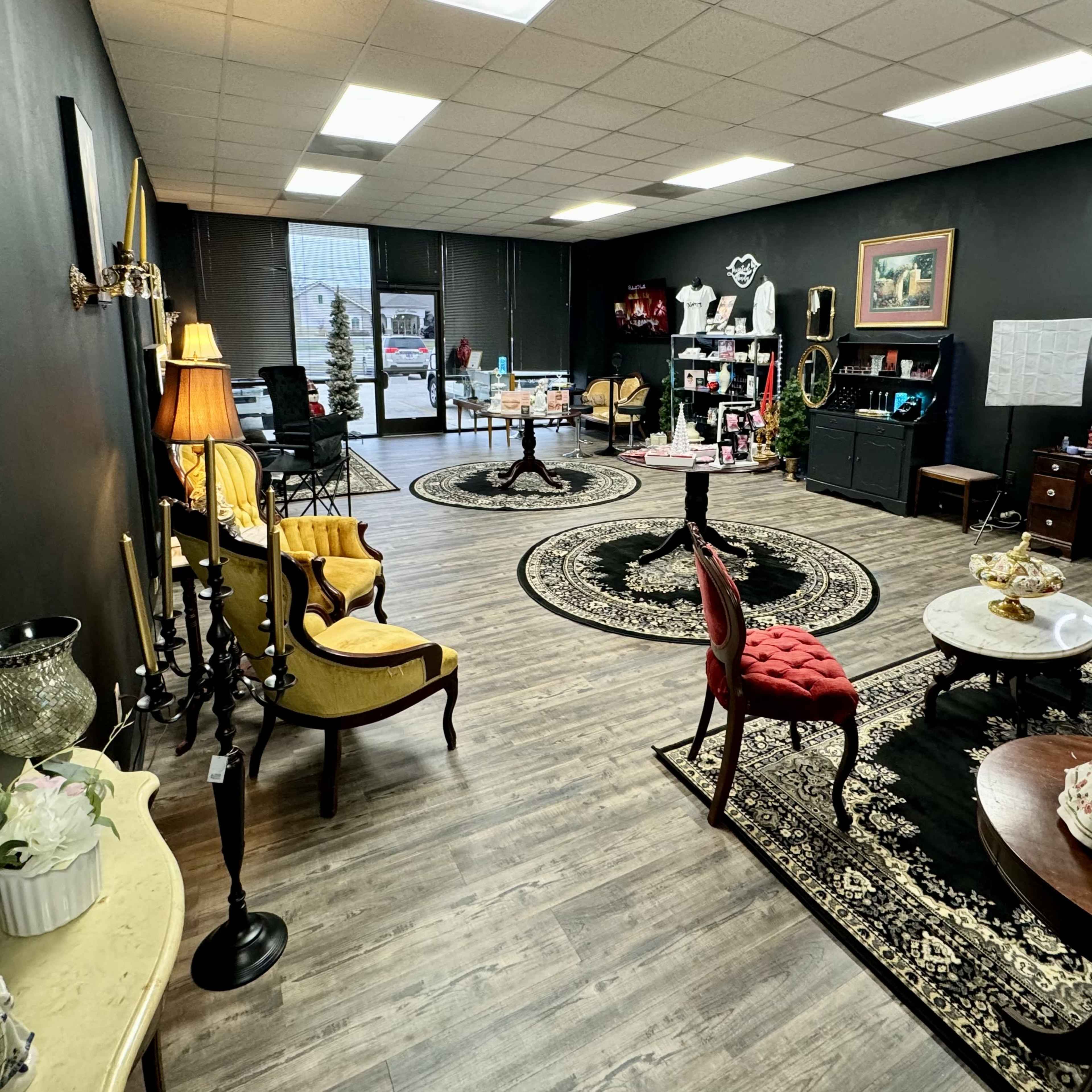 Victorian Themed Lounge Image in Cookeville, Cookeville, TN