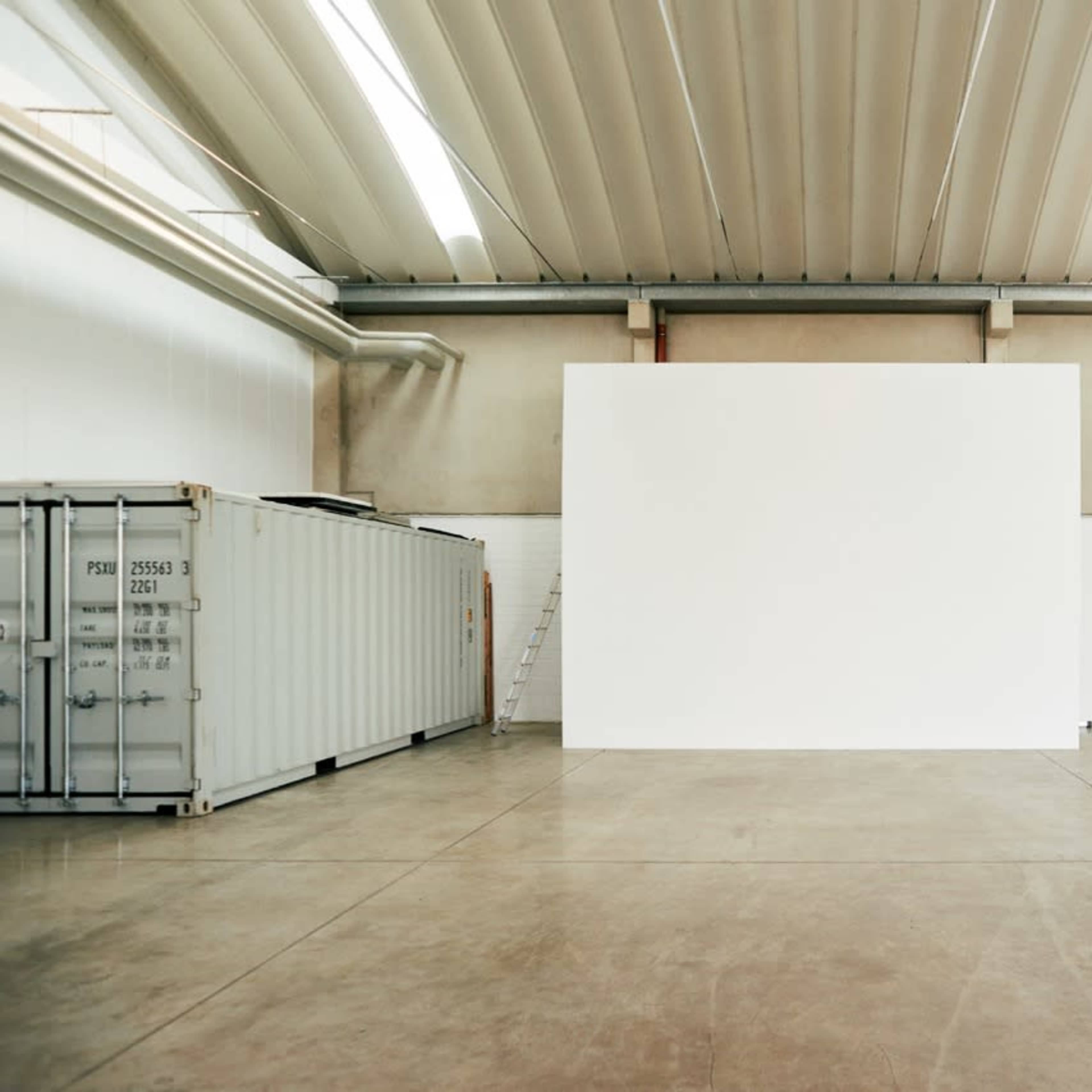 Lichtdurchflutete Industriehalle mit cleanem Betonboden und wunderschönem Tageslichteinfall Bild in Düsseldorf, Düsseldorf, NRW