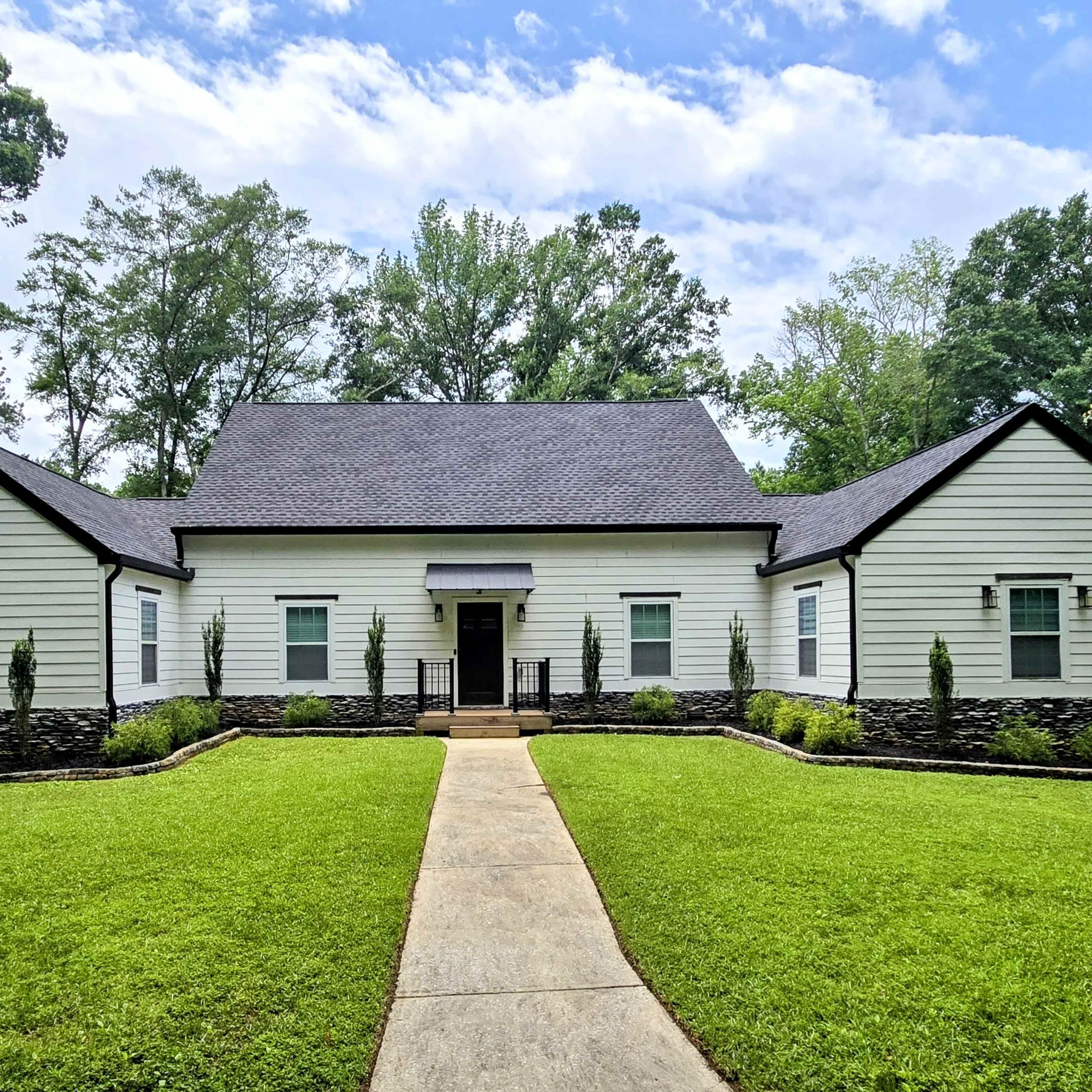 Beautiful Modern Farmhouse on 2 Acres, Ready for Photo/Film Shoots Image in South Fulton, Atlanta, GA