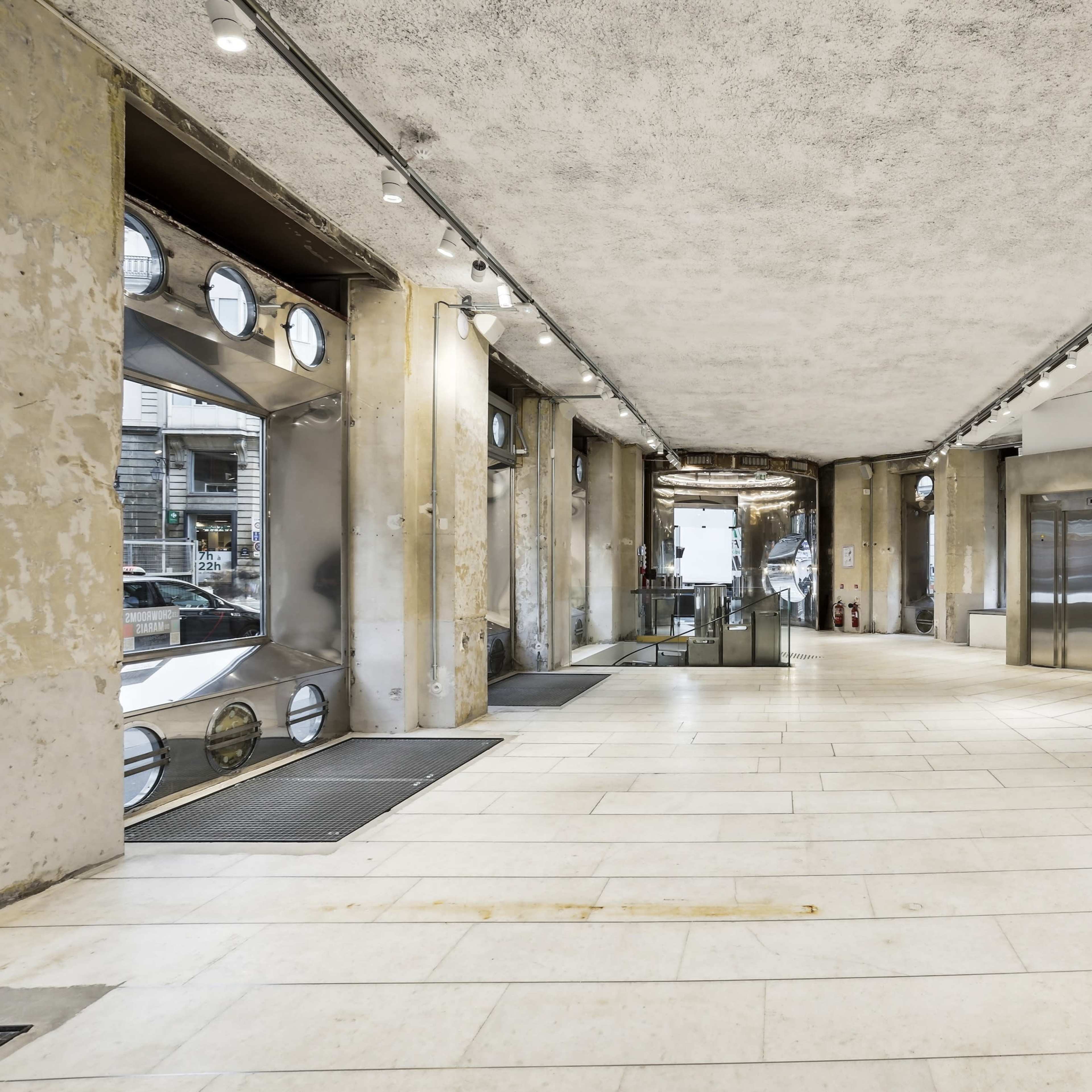 Une galerie spacieuse avec 12 vitrines en plein coeur de Paris Image dans Paris, Paris, Île-de-France