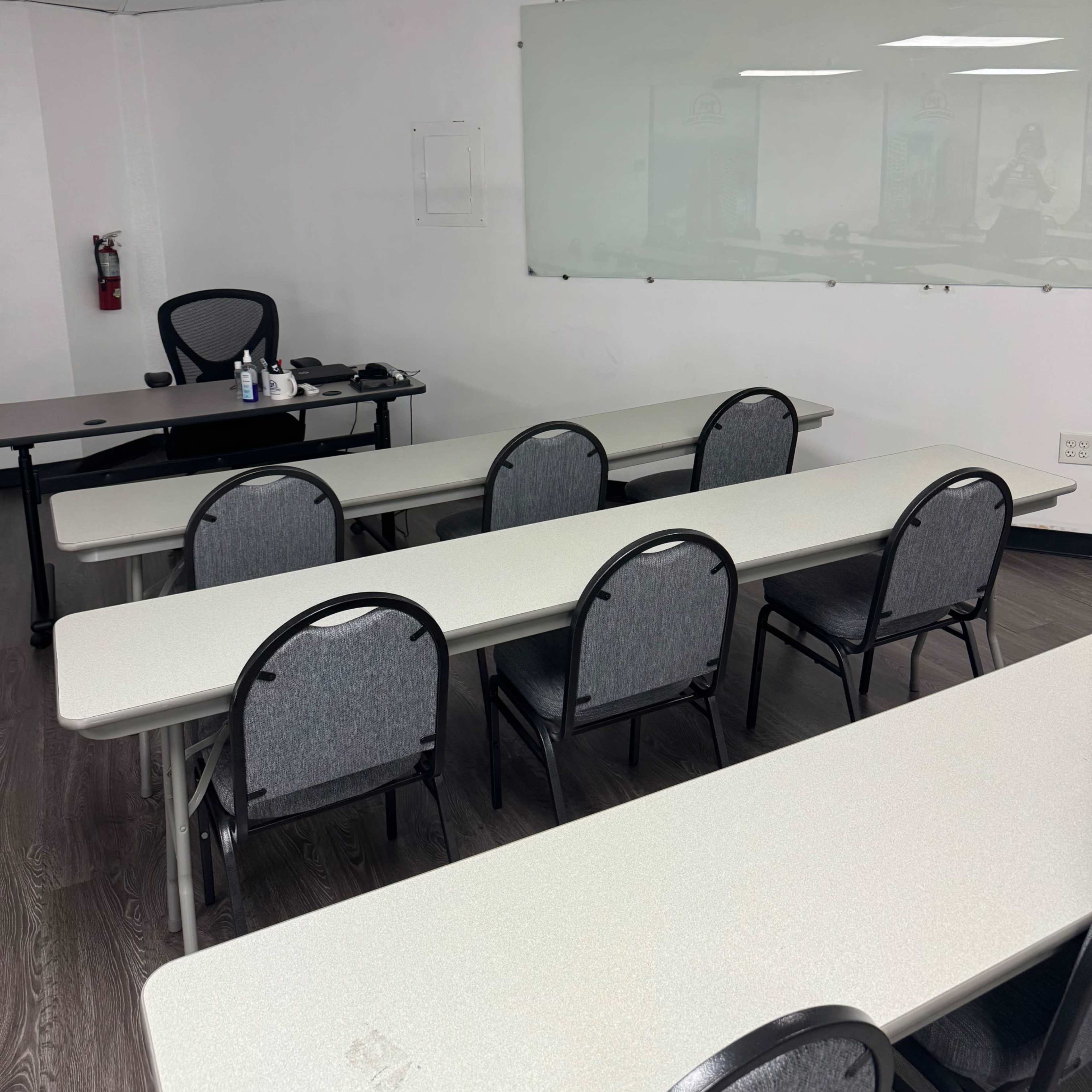 Salón de clases amplio, moderno, cómodo con aire acondicionado en el corazón de Medley Image in Medley, Medley, FL