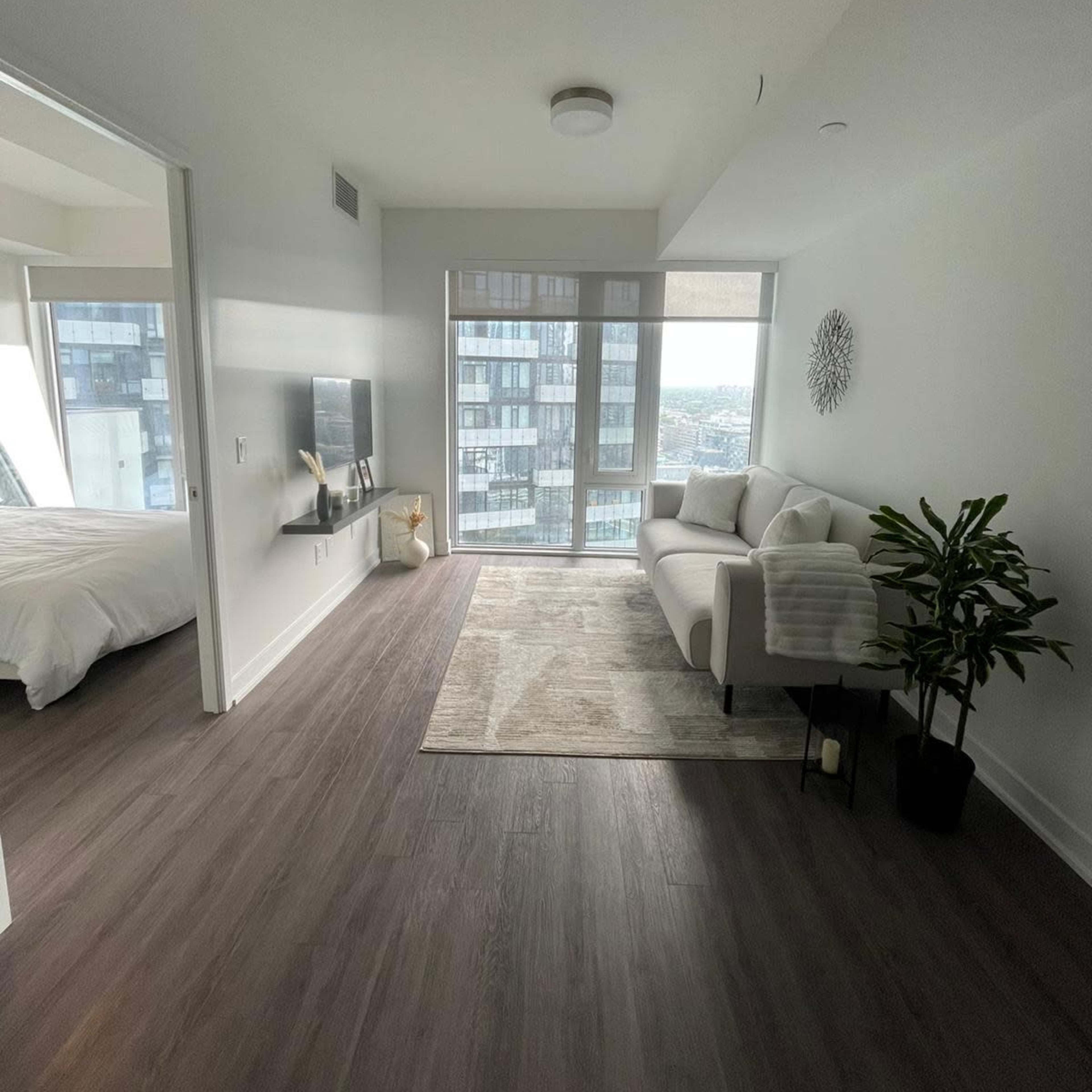 Downtown apartment with a skyline view of toronto Image in Downtown Toronto, Toronto, ON