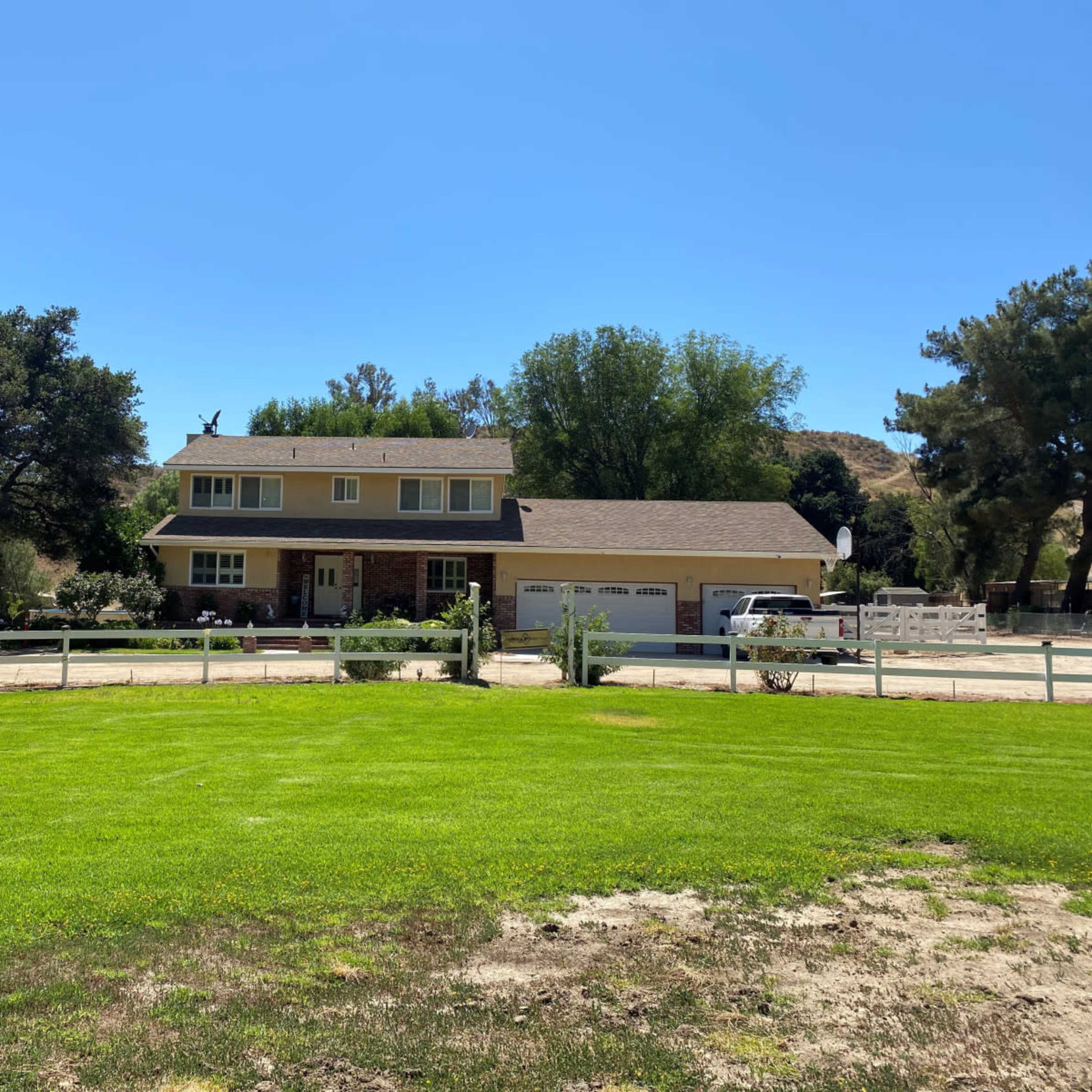 All America Ranch house/ farmhouse with large classic barn Image in Hasley Canyon, Castaic, CA