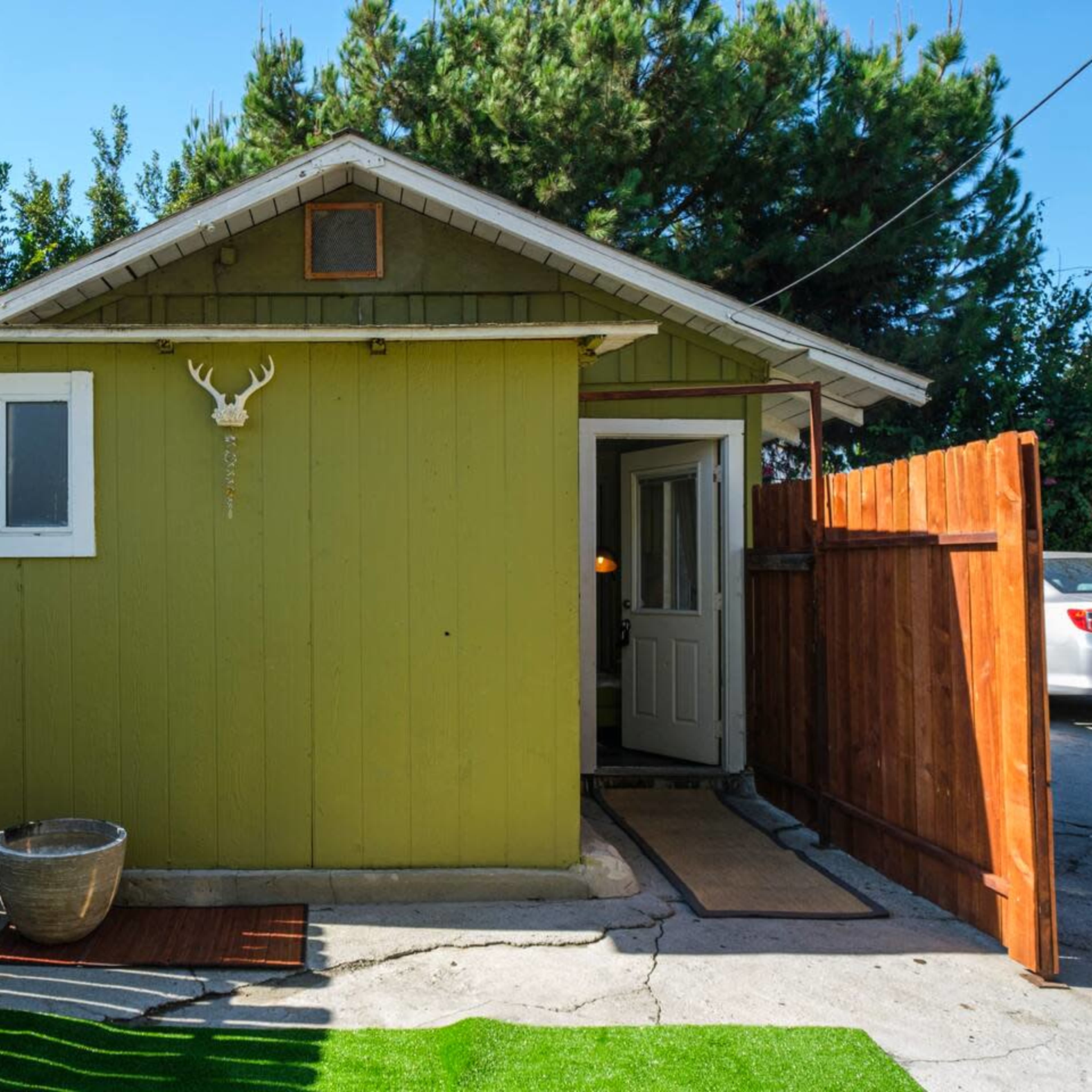 Cottage Like small house- Apartment Feel Image in Central LA, Los Angeles, CA