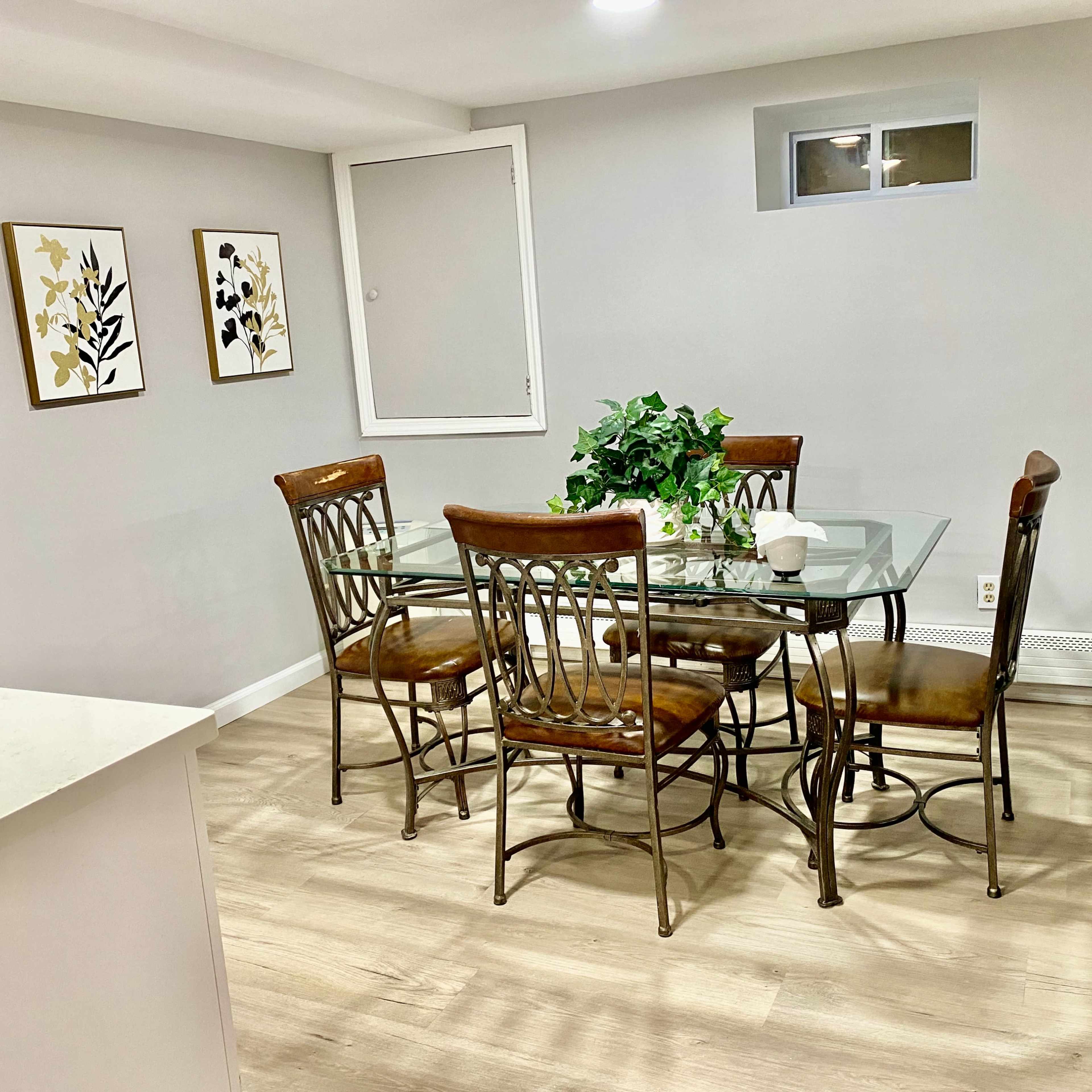 Comfy Spacious Free Parking Wireless Chargers Amenities Image in North Hempstead, Westbury, NY