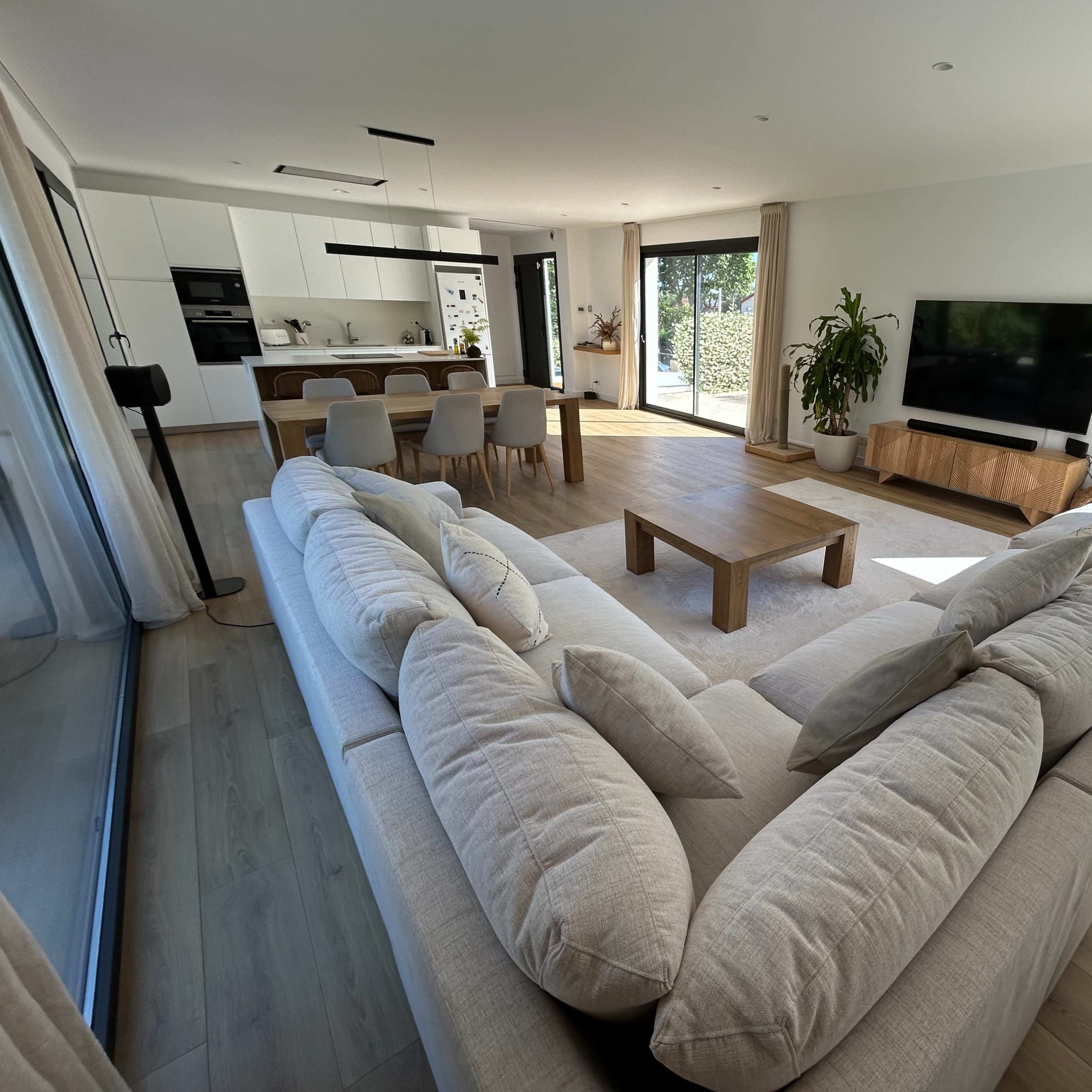 Casa Moderna del 2024 con Jardín, Piscina y comedor de 60m2 abierto. Imagen en , Sant Cugat del Vallès, CT