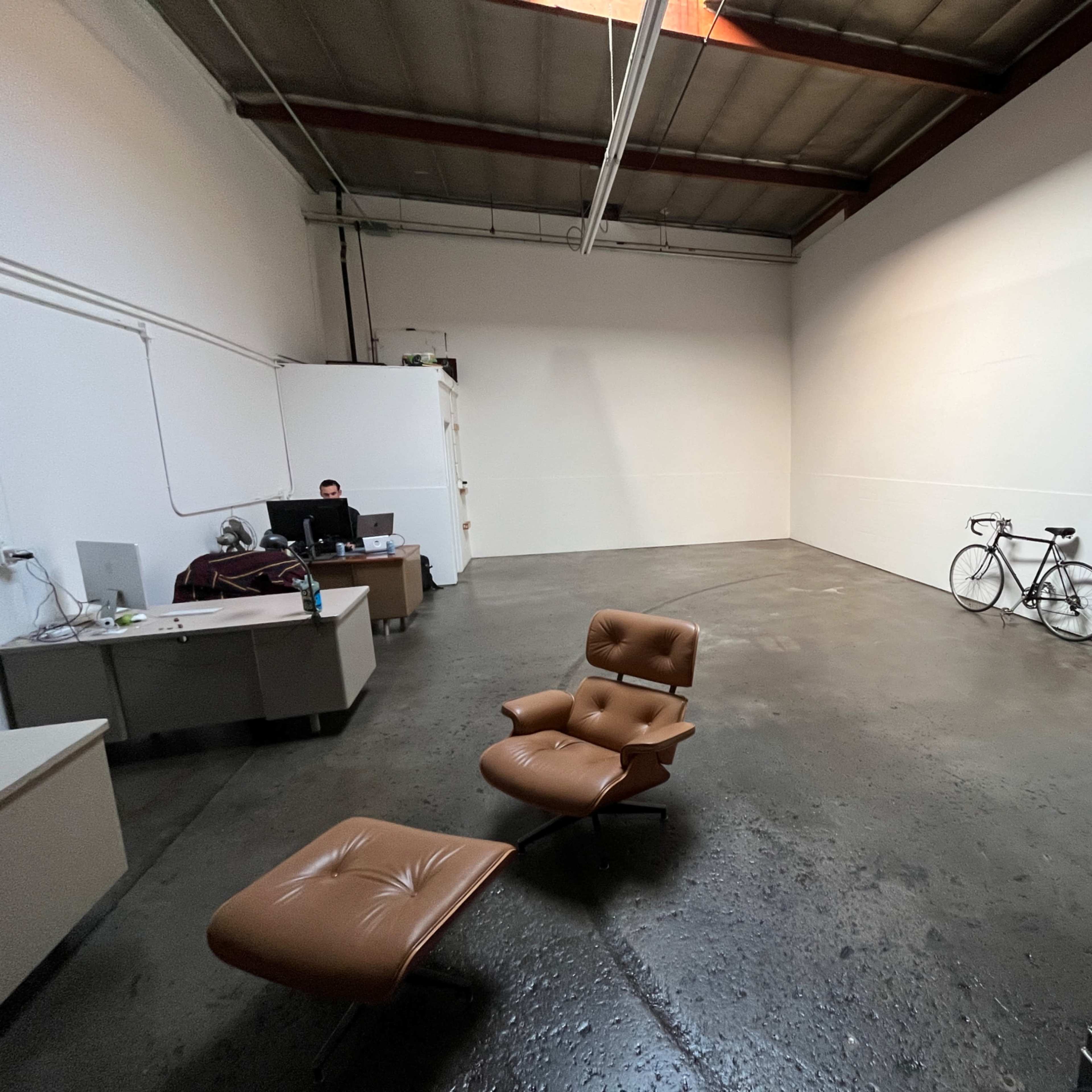 Versatile 1,000 sq. ft. Production Space with Roll-Up Gate Access Image in Washington, Long Beach, CA
