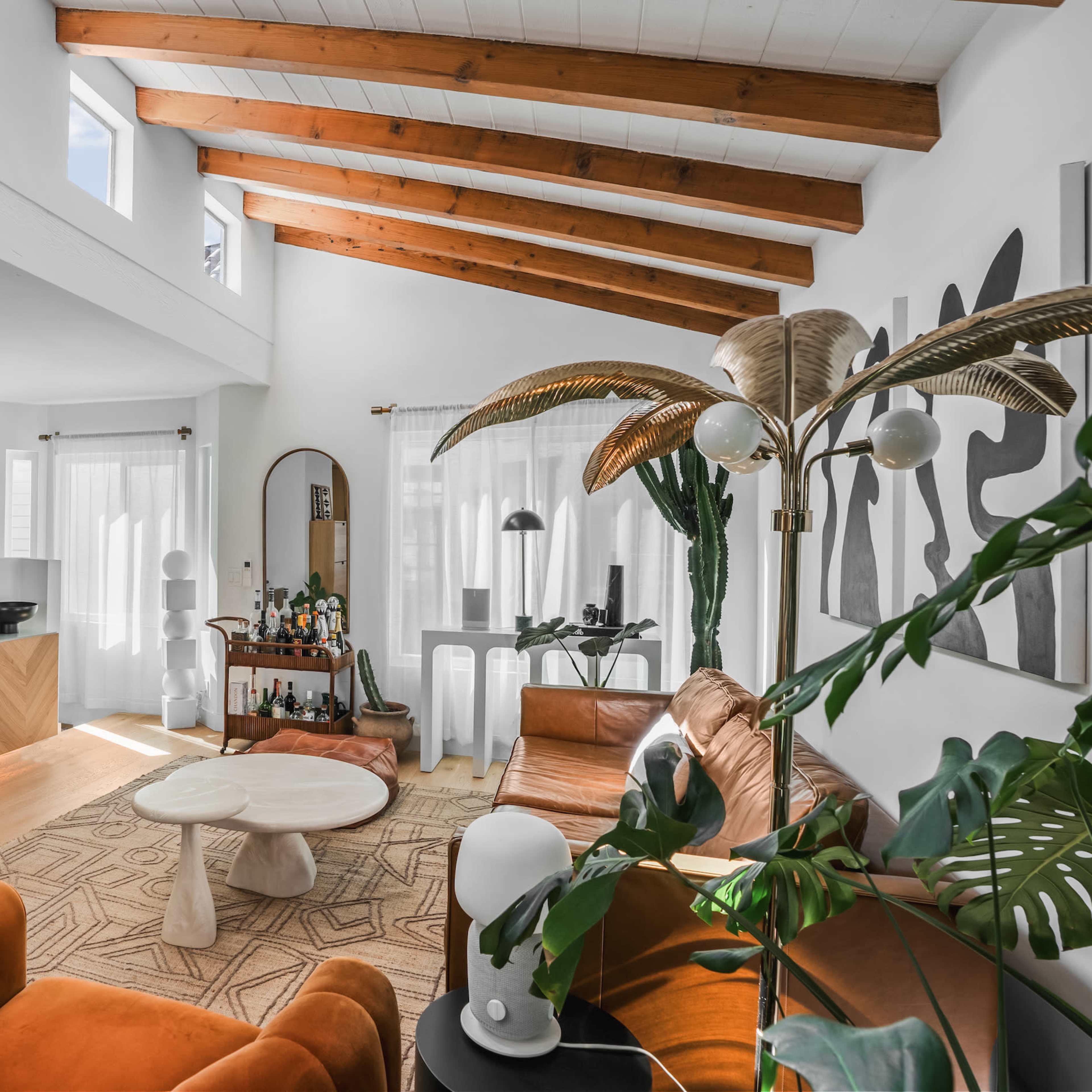 Tropical Apartment w/vaulted wood beams, ton of natural light Image in Mission Beach, San Diego, CA