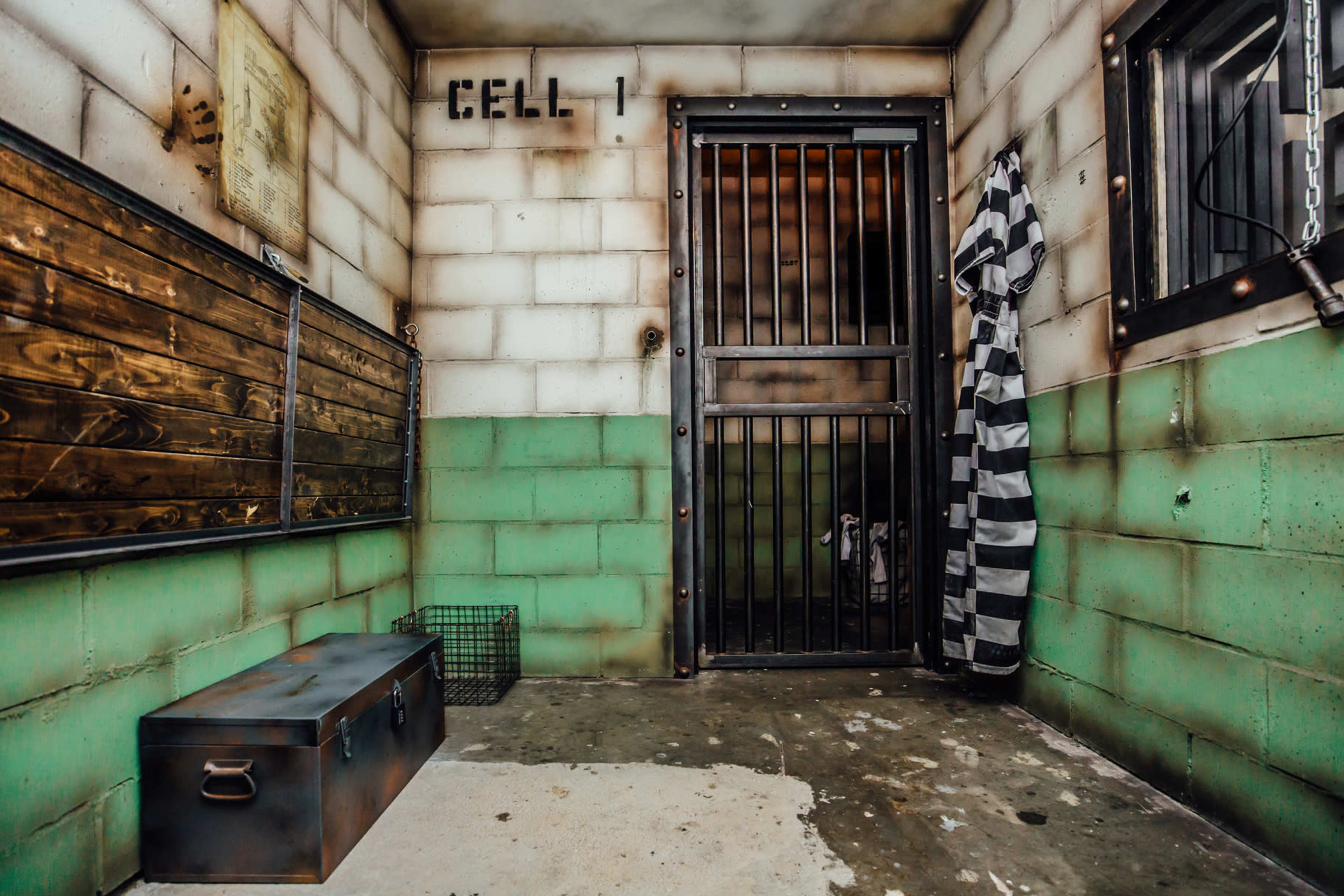 Mansion Prison Escape: Spawn inside mansion's broken jail cell