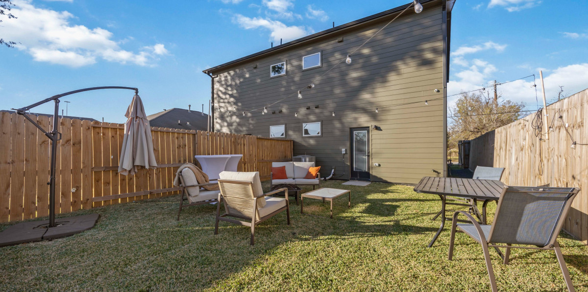 Fully Fenced Urban Upscale Backyard Romantic String light Space in Greater Fifth Ward,HoustonTX | Peerspace