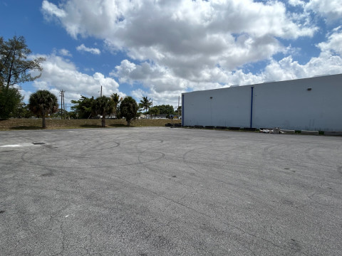 CML Studios Miami | Large Parking Lot with Support Rooms, Miami Lakes ...