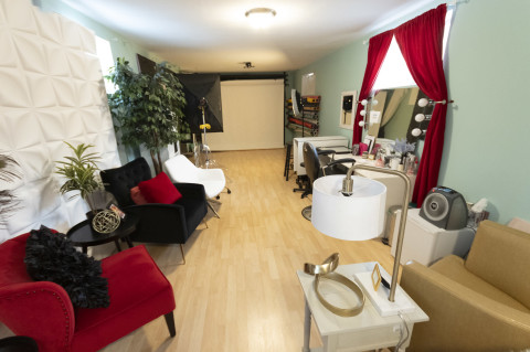 Cozy Modern Studio w/Lush Property for Indoor & Outdoor Shooting ...