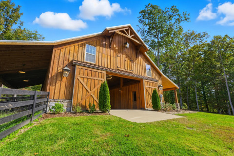 Red Fox Ranch | Rustic Luxury Horse Barn & 22-Acre Pasture in