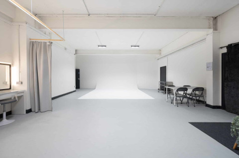 White Studio with Infinity Cove, London | Production | Peerspace