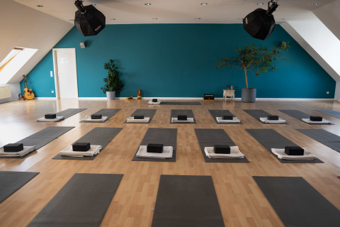 Großes helles Yogastudio über den Dächern von Kreuzberg, Berlin ...