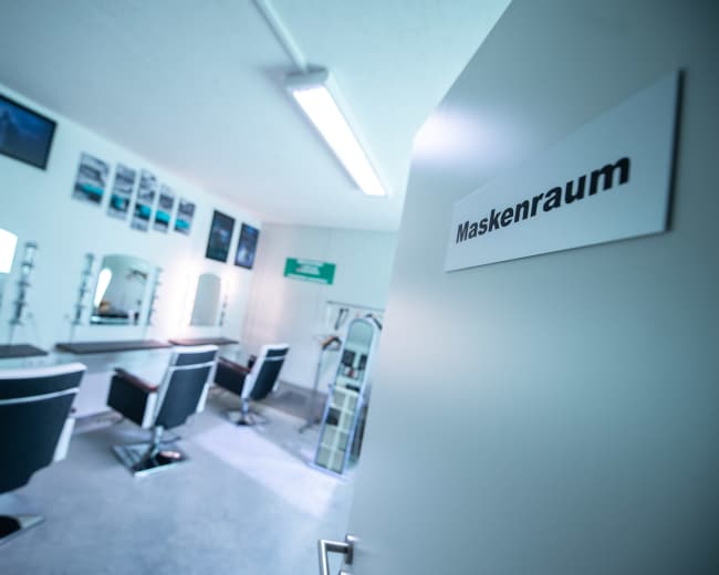 The image shows a room labeled "Maskenraum" with several salon chairs and mirrors arranged along the walls.