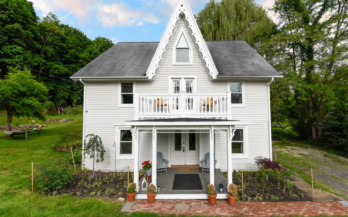 1850s Riverfront Carpenter Victorian 2 acres, Cornwallonhudson, NY