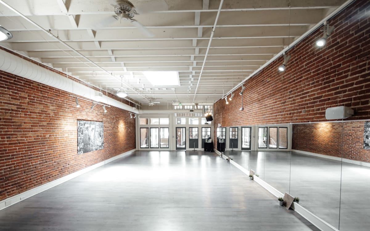 Downtown Denver Studio w/ Exposed Brick & Large Mirrors Studio A