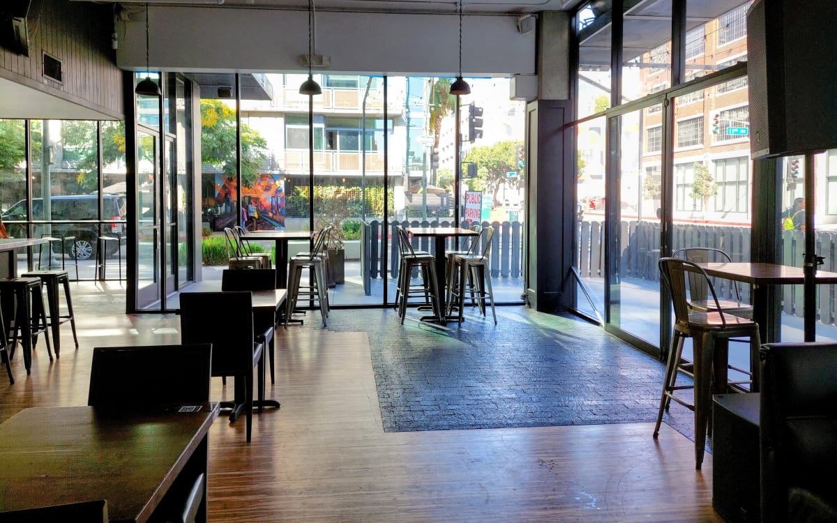 Spacious Full Bar / Restaurant & Lounge with Indoor & Outdoor Seating