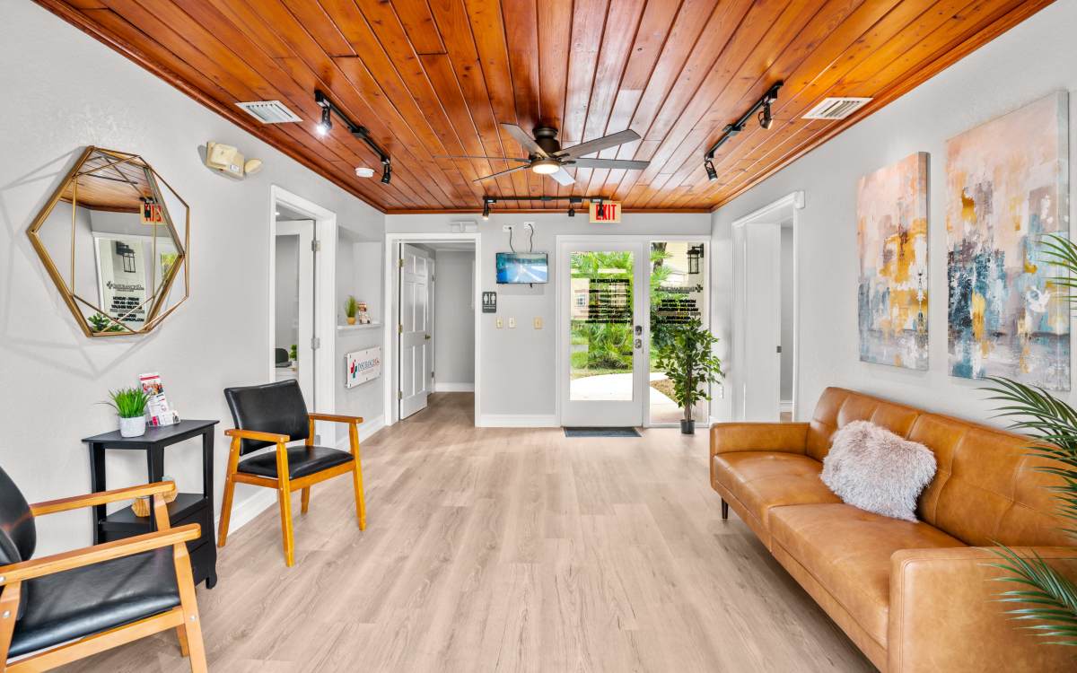 Great location in downtown Kissimmee, great lighting and spacious area