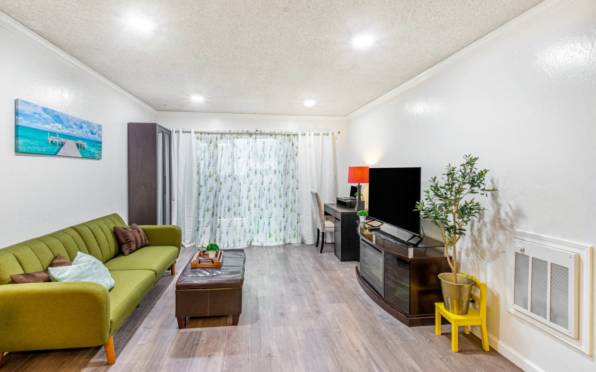 Most soughtafter neighborhood, modern condo., Oakland, CA Production