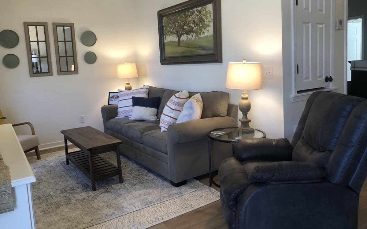 Chic 1 BR Downstairs Condo. Comfy Everything!, Starkville, MS