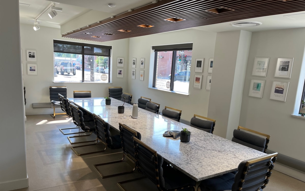 desk chair workspace Large Luxurious Meeting Room in Downtown