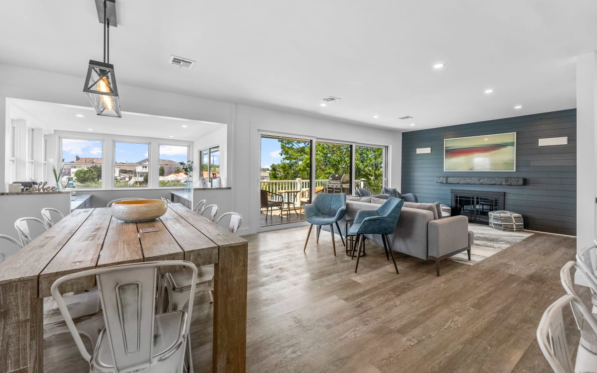 Luxurious Waterfront Beach Home with Outdoor Bar and Firepit on the