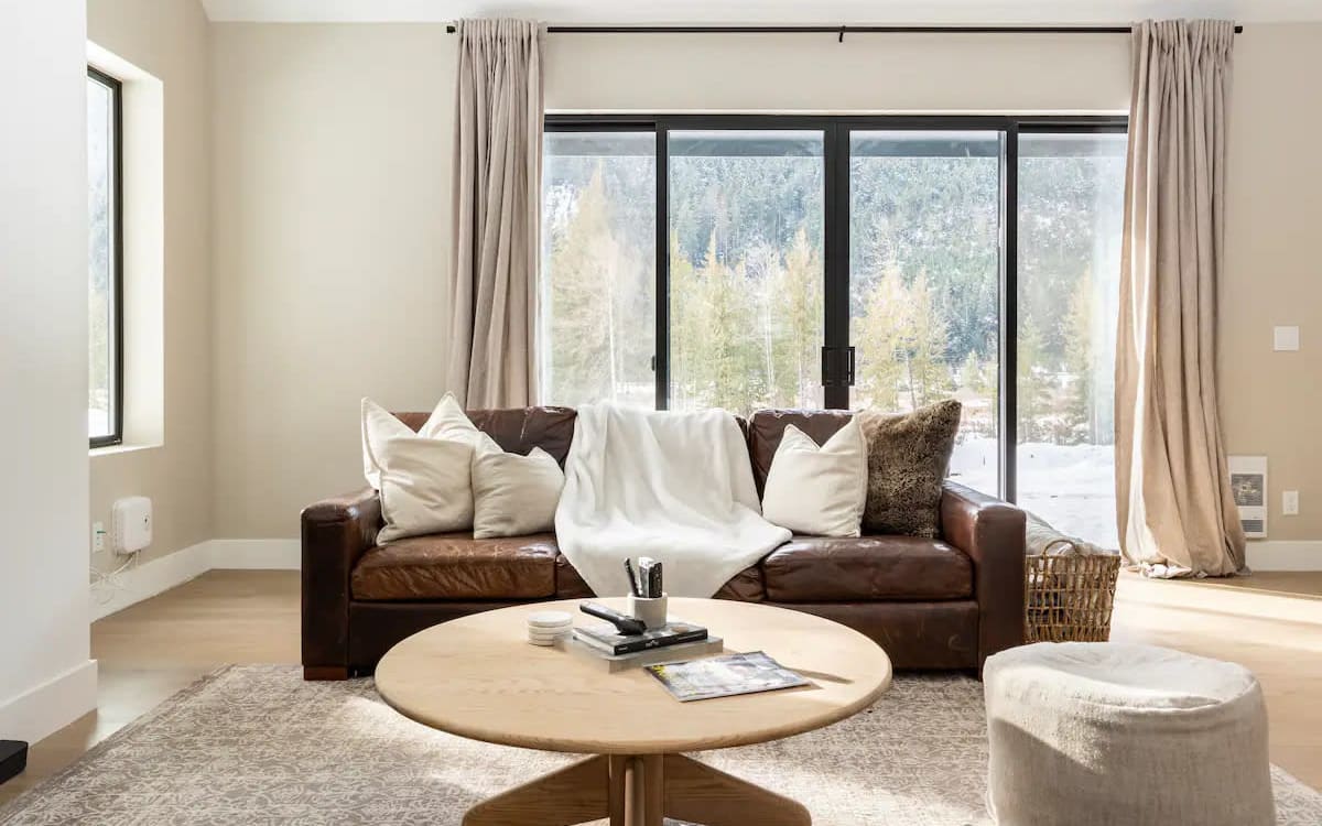 Cabin in the Woods with Panoramic Mountain View, Hope Production