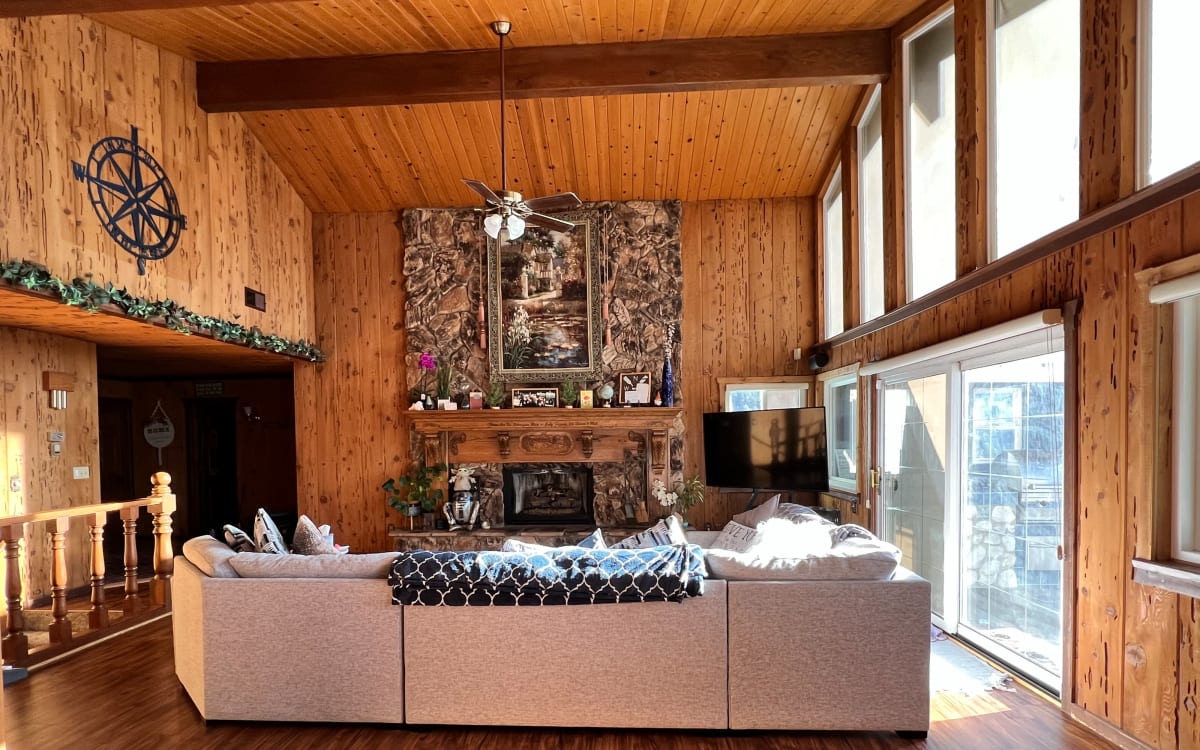 Mountain Lake House with Amazing Views and Movie Theater!, Crestline