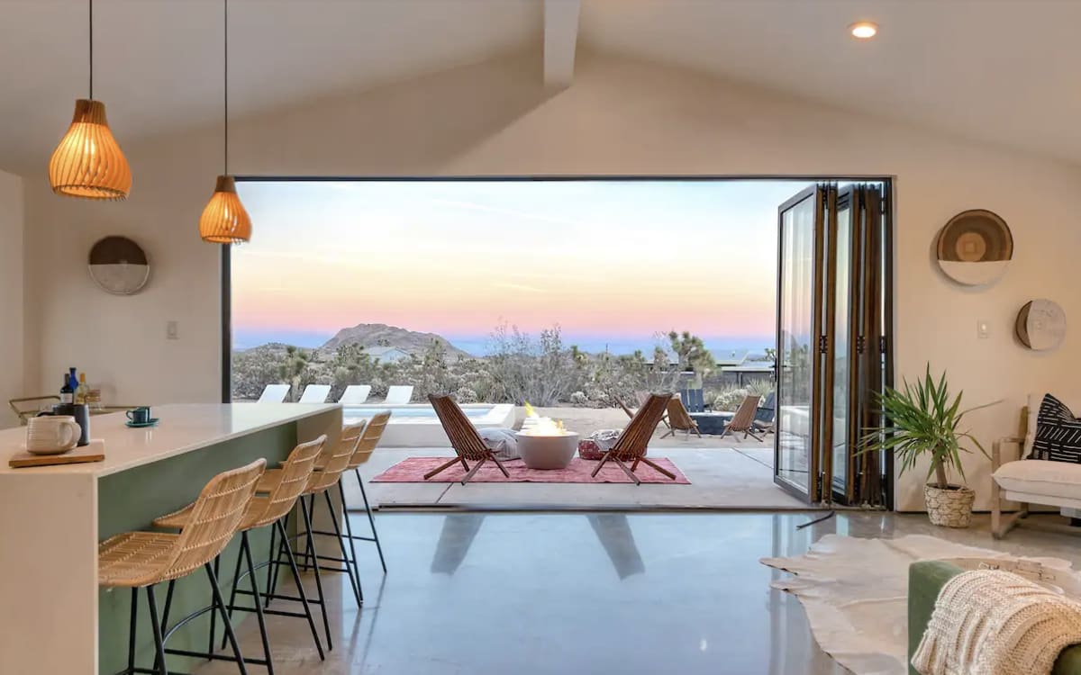 Desert Luxury with massive pool and mountain views, Yucca Valley, CA