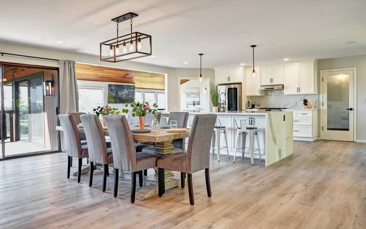 Spacious, Light Filled Photographers Dream w Amazing Views, Decks, and