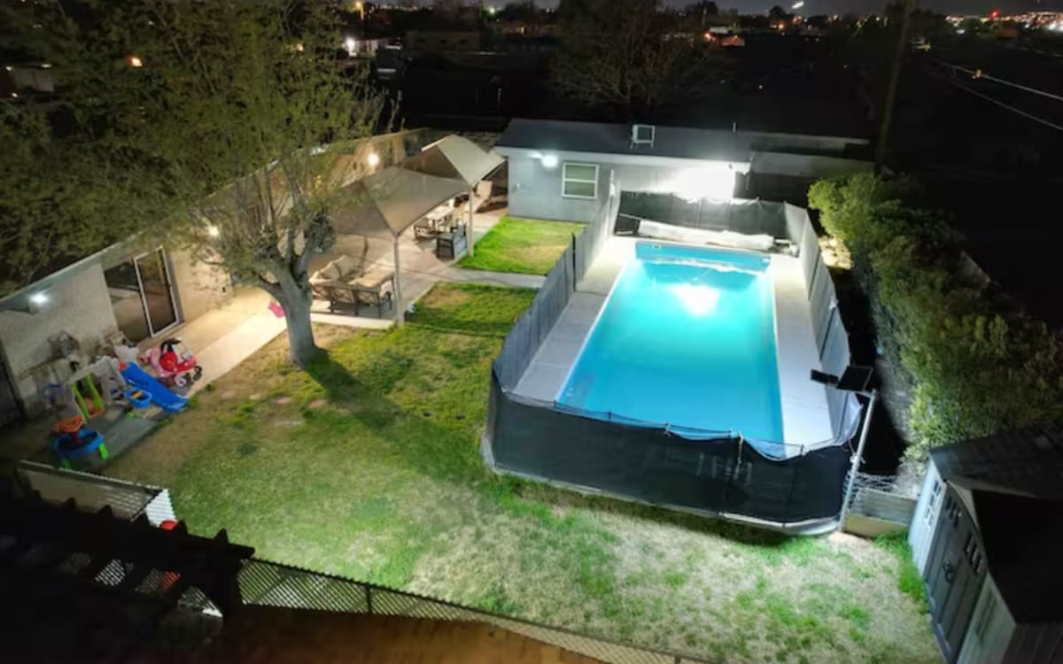 HUGE Central area home w/ AMAZING Backyard w/ POOL, El paso, TX