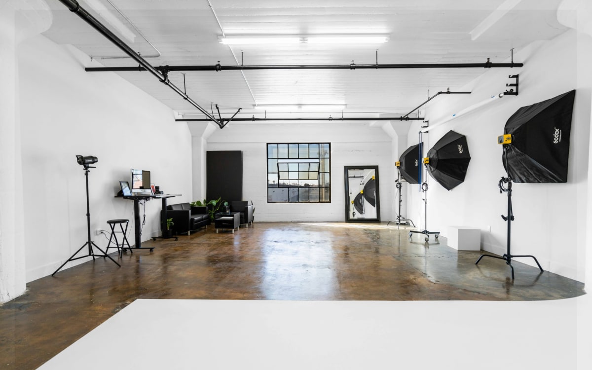 MNML Photo Studio DTLA Minimal Cyc Wall Studio with Natural Light W