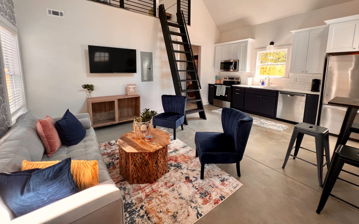 Urban Retreat Luxe Loft 1 block to Beltline Hot Tub!, Atlanta, GA