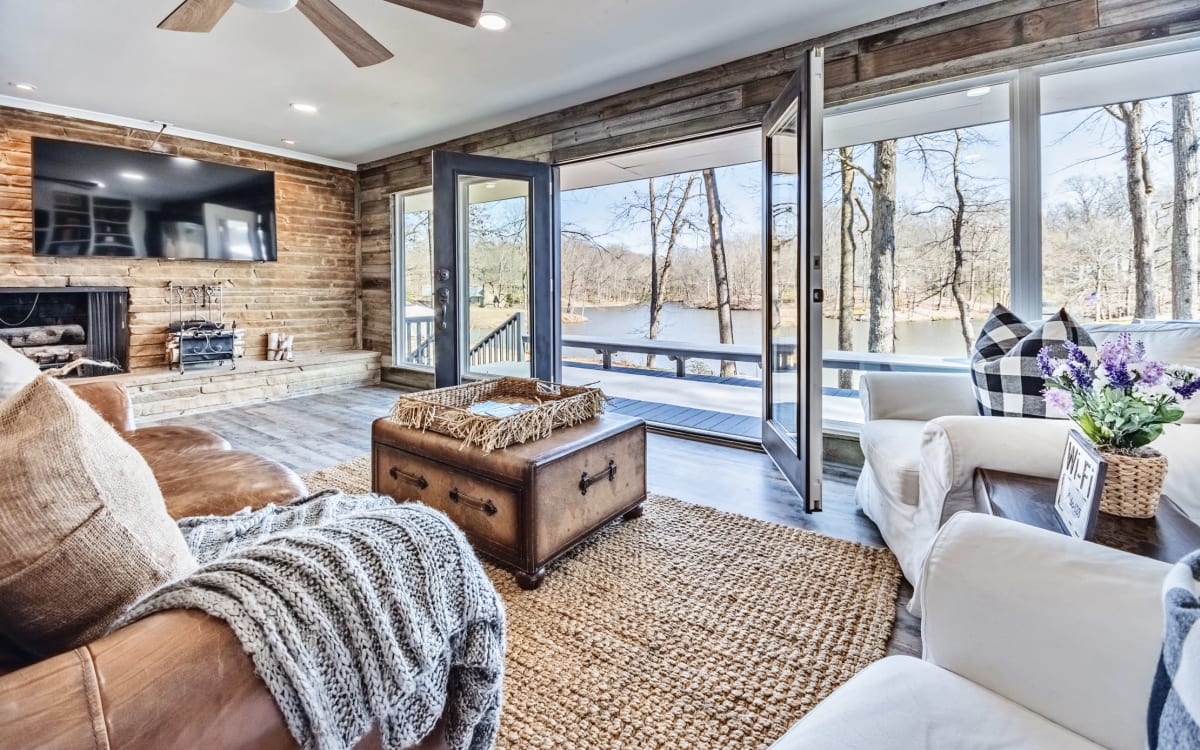 Stunning Lakefront Home, Memphis, TN Production Peerspace