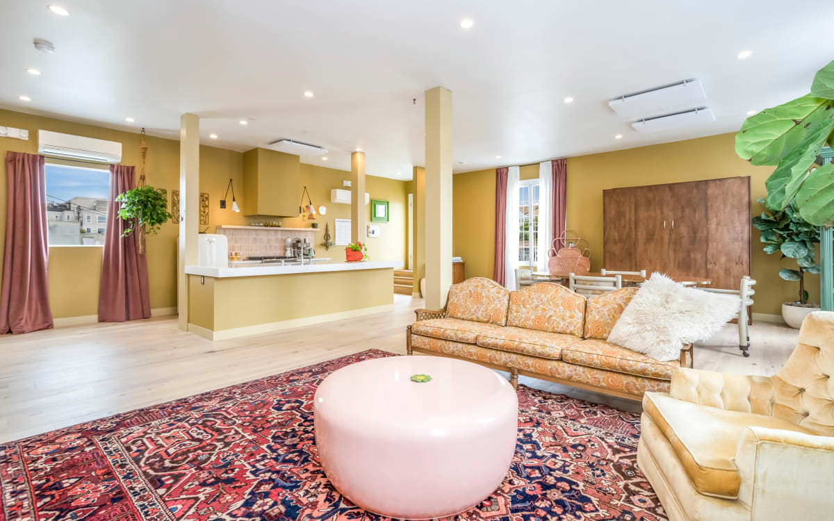 Larchmont Apartment with High Ceilings & Open Floor Plan, Los Angeles