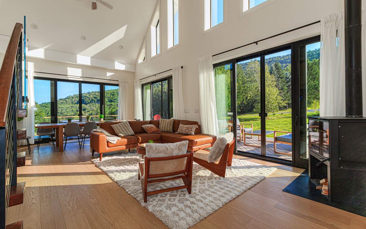 Sauna, Hot Tub, Fire Pit, Mountain Views! Modern Chalet home in