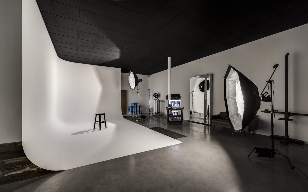 Light Box Photography: What To Know & How To Nail It - Peerspace