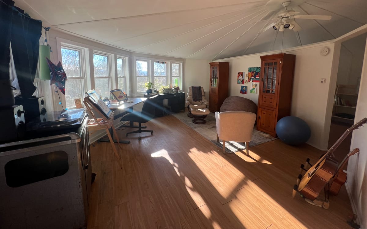 Urban Stand Alone yurt Style Studio, Roomy, Lots of Light and a Deck on