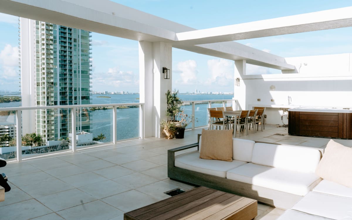 A closer look at Rooftop Hot Tub Penthouse In Miami