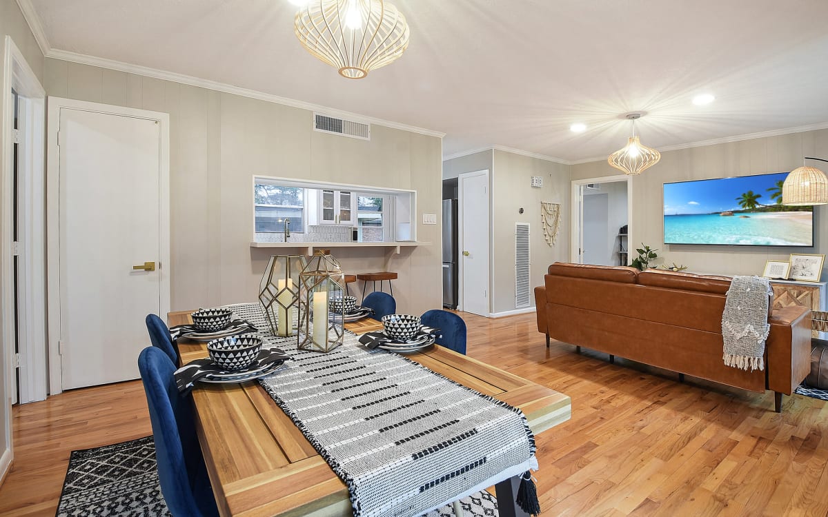 Boutique Cottage Nestled in HoustonEntire Home with two King Suites